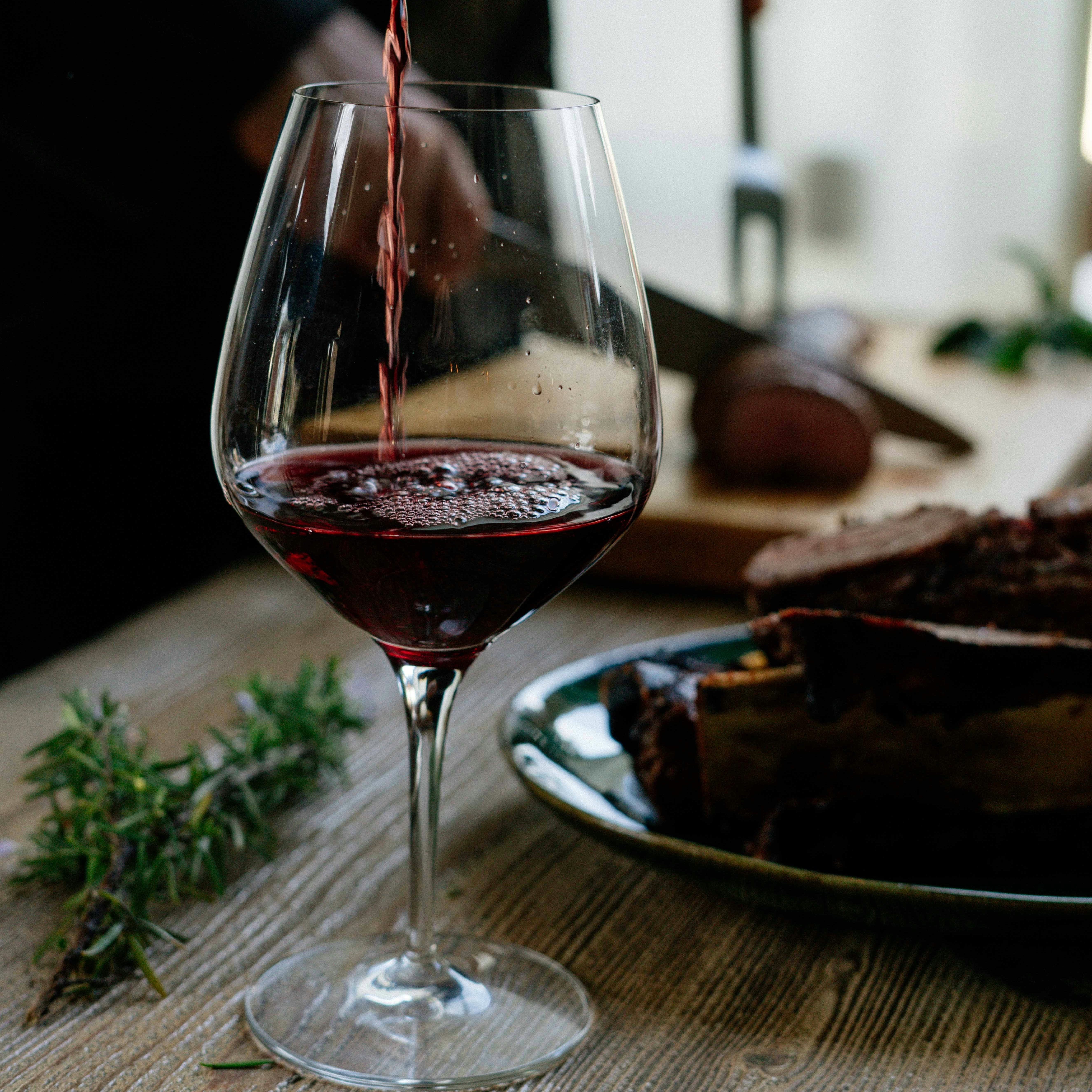 למה היין שלכם מרגיש 'כבד'? הטריק של ה-20 דקות לסופ"ש